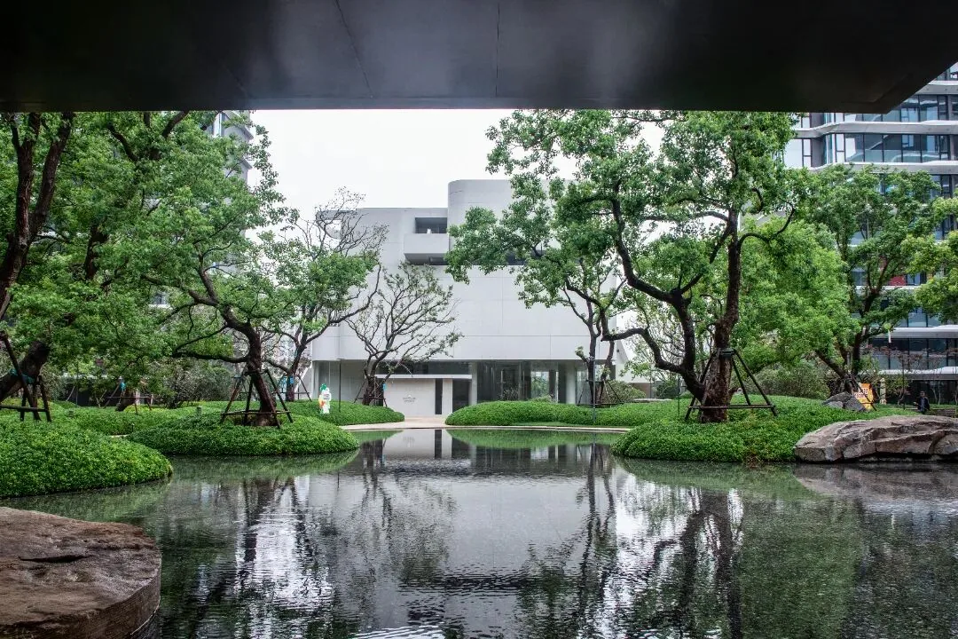 中国の住宅プロジェクトのクラブハウスと庭園