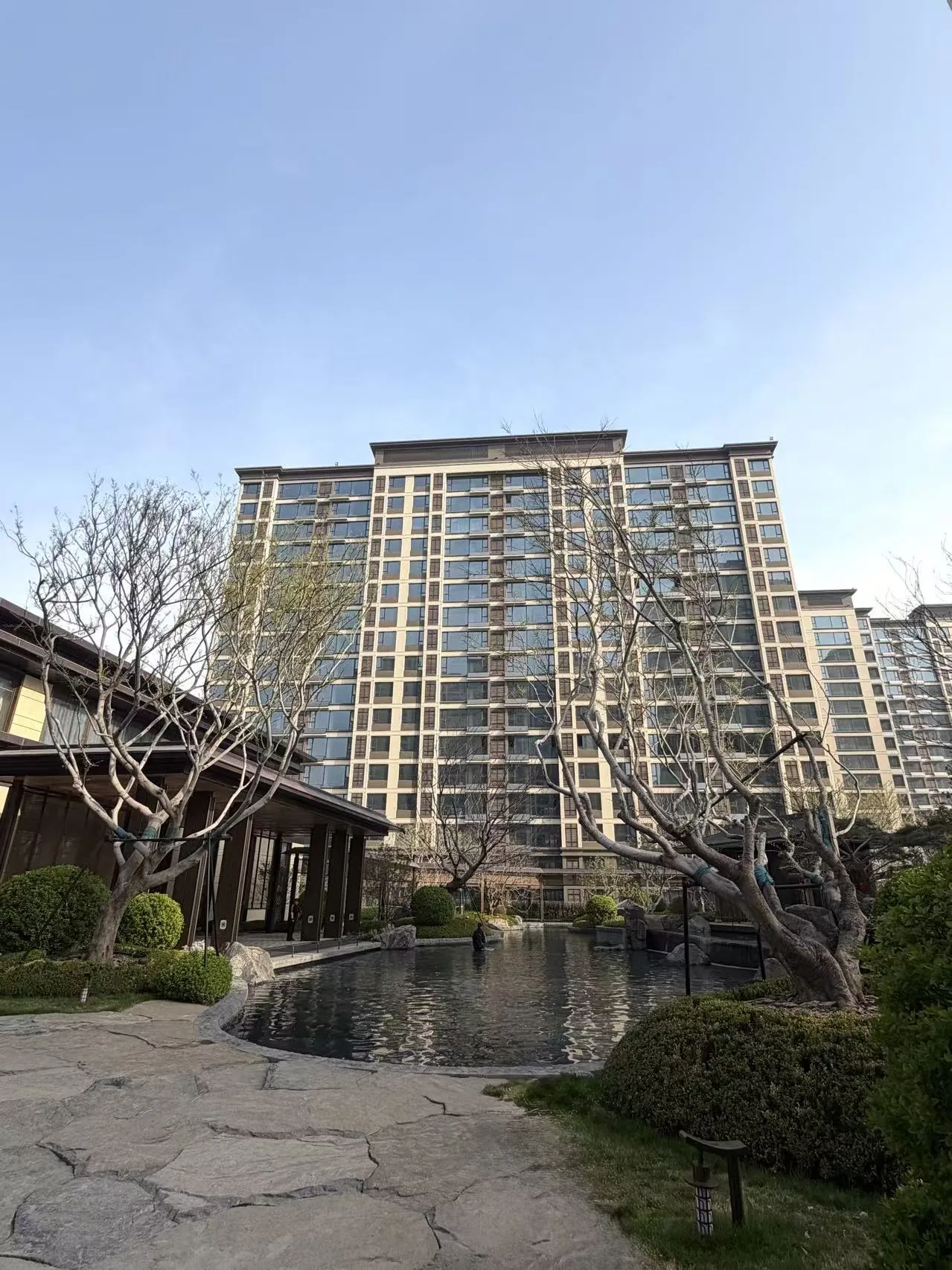中国の集合住宅の外観と庭園