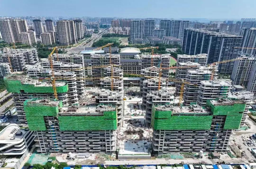 中国・大規模マンションプロジェクトの建設現場の空撮