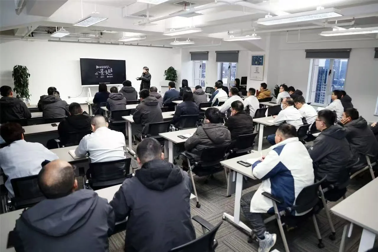 研修会場で講義を受ける参加者
